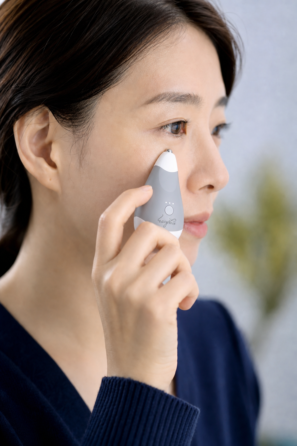 在鼻翼外侧缓慢滑动 EasyNose